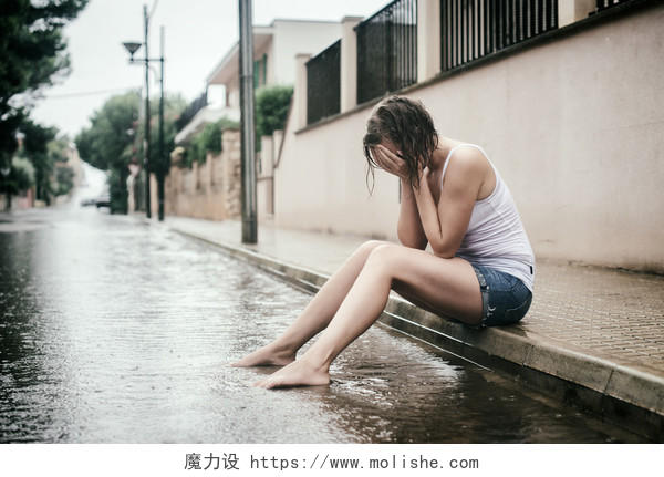 大街上哭的伤心女人女人孤独烦躁恼火烦躁无奈后悔
